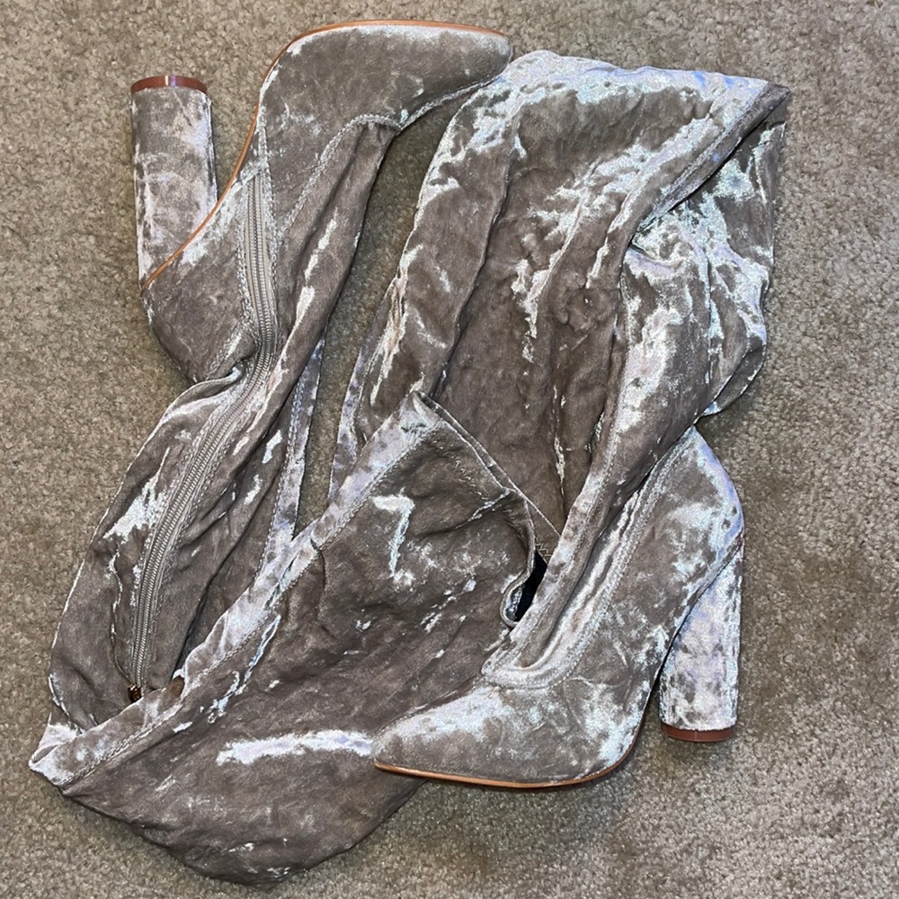 Velvet size 6 Heels